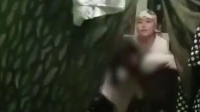 Скриншот видео с рыдающей девочкой, которую, предположительно, хотят выдать замуж Скриншот видео с рыдающей девочкой, которую, предположительно, хотят выдать замуж