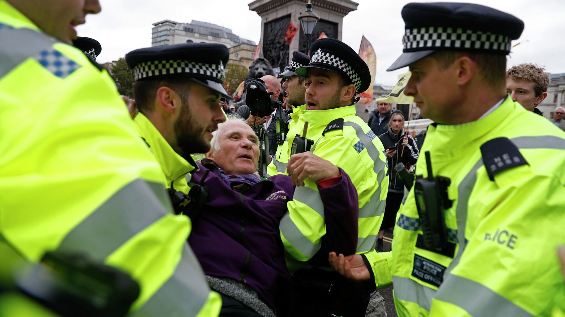 Сотрудники полиции и участники акции протеста движения Extinction Rebellion на Трафальгарской площади в Лондоне. 7 октября 2019 - РИА Новости, 1920, 08.10.2019