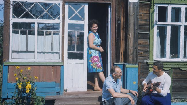 Летчик-космонавт СССР, Герой Советского Союза, бортинженер корабля Союз-7 Владислав Николаевич Волков с женой Людмилой и тестем (отец жены) Александром Бирюковым на даче Летчик-космонавт СССР, Герой Советского Союза, бортинженер корабля Союз-7 Владислав Николаевич Волков с женой Людмилой и тестем (отец жены) Александром Бирюковым на даче