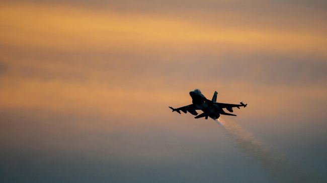 Американский истребитель F-16 в небе Американский истребитель F-16 в небе