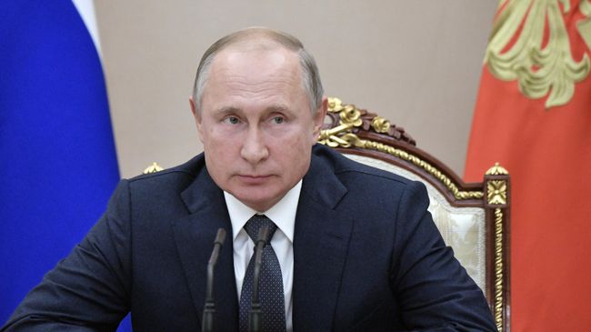Президент РФ Владимир Путин проводит совещание с постоянными членами Совета безопасности