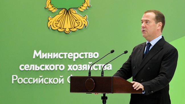 Председатель правительства РФ Дмитрий Медведев выступает на церемонии открытия 21-й Российской агропромышленной выставки Золотая осень на ВДНХ Председатель правительства РФ Дмитрий Медведев выступает на церемонии открытия 21-й Российской агропромышленной выставки Золотая осень на ВДНХ