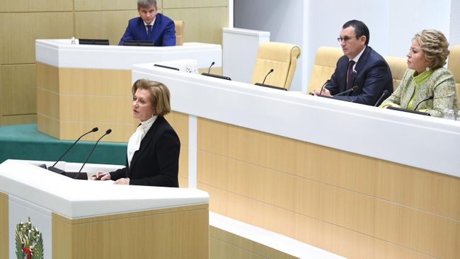 Руководитель Роспотребнадзора Анна Попова выступает на заседании Совета Федерации Руководитель Роспотребнадзора Анна Попова выступает на заседании Совета Федерации