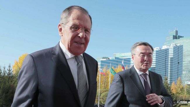Министр иностранных дел РФ Сергей Лавров и министр иностранных дел Казахстана Мухтар Тлеуберди перед началом переговоров Министр иностранных дел РФ Сергей Лавров и министр иностранных дел Казахстана Мухтар Тлеуберди перед началом переговоров