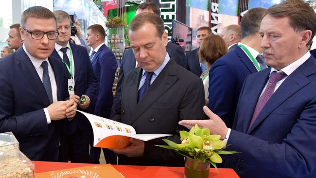 Председатель правительства РФ Дмитрий Медведев во время посещения 21-й Российской агропромышленной выставки Золотая осень на ВДНХ Председатель правительства РФ Дмитрий Медведев во время посещения 21-й Российской агропромышленной выставки Золотая осень на ВДНХ