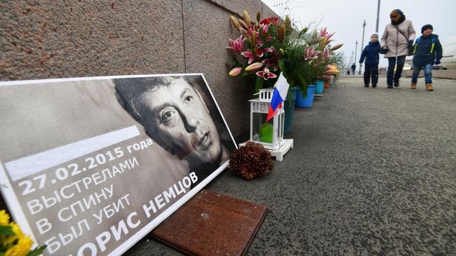 Цветы и свечи на месте гибели политика Бориса Немцова на Большом Москворецком мосту в Москве 