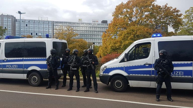 Сотрудники полиции на месте стрельбы в городе Галле, Германия. 9 октября 2019