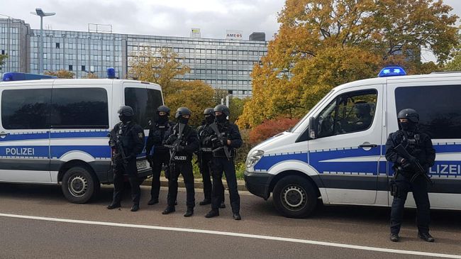 Сотрудники полиции на месте стрельбы в городе Галле, Германия. 9 октября 2019