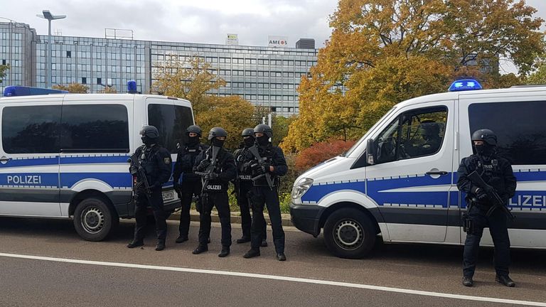 Сотрудники полиции на месте стрельбы в городе Галле, Германия. 9 октября 2019 Сотрудники полиции на месте стрельбы в городе Галле, Германия. 9 октября 2019