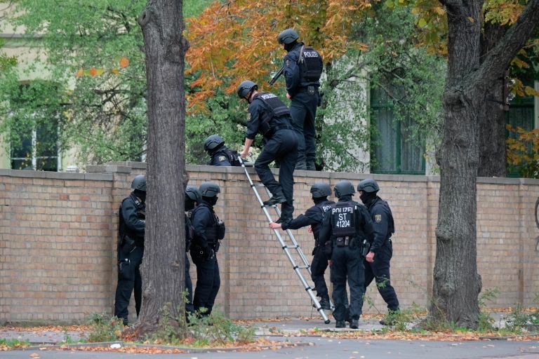 Сотрудники полиции на месте стрельбы в городе Галле, Германия. 9 октября 2019