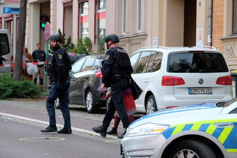 Сотрудники полиции на месте стрельбы в Германии