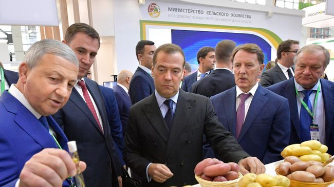 Дмитрий Медведев во время посещения 21-й Российской агропромышленной выставки Золотая осень на ВДНХ Дмитрий Медведев во время посещения 21-й Российской агропромышленной выставки Золотая осень на ВДНХ