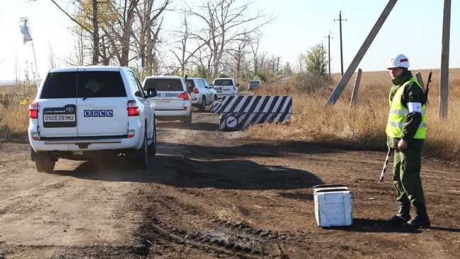 Автомобили наблюдателей ОБСЕ на пропускном пункте в селе Петровское в Донецкой области