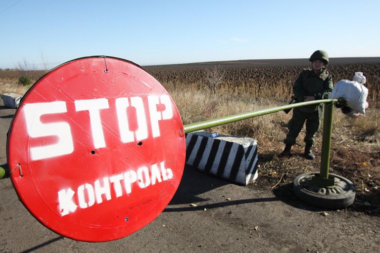 Пропускной пункт в селе Петровское в Донецкой области, где должен состояться отвод сил бойцов подразделений Донецкой народной республики