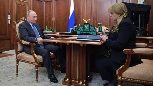 Президент РФ Владимир Путин и председатель Центральной избирательной комиссии РФ Элла Памфилова во время встречи. 9 октября 2019 Президент РФ Владимир Путин и председатель Центральной избирательной комиссии РФ Элла Памфилова во время встречи. 9 октября 2019