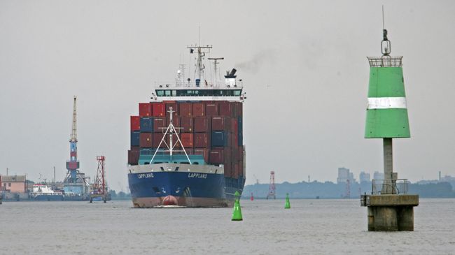 Контейнеровоз проходит Калининградский морской канал у Калининградского морского торгового порта