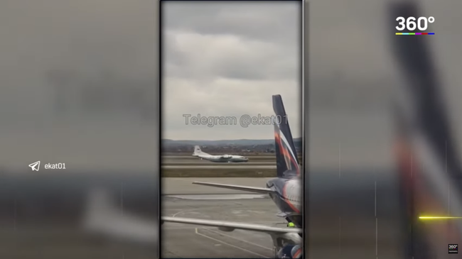 СМИ опубликовали видео с места аварийной посадки самолета Ан-12 СМИ опубликовали видео с места аварийной посадки самолета Ан-12