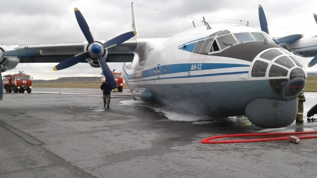 Аварийная посадка самолета Ан-12 в аэропорту Кольцово в Екатеринбурге Аварийная посадка самолета Ан-12 в аэропорту Кольцово в Екатеринбурге