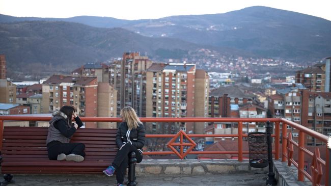 Девушки отдыхают на смотровой площадке на одном из холмов города Косовская Митровица Девушки отдыхают на смотровой площадке на одном из холмов города Косовская Митровица