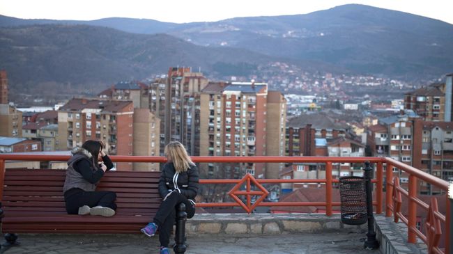Девушки отдыхают на смотровой площадке на одном из холмов города Косовская Митровица