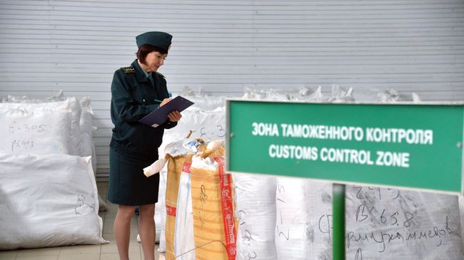 Сотрудница таможенной службы РФ