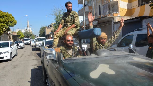 Бойцы Свободной Сирийской армии в районе Акчакале на турецко-сирийской границе Бойцы Свободной Сирийской армии в районе Акчакале на турецко-сирийской границе