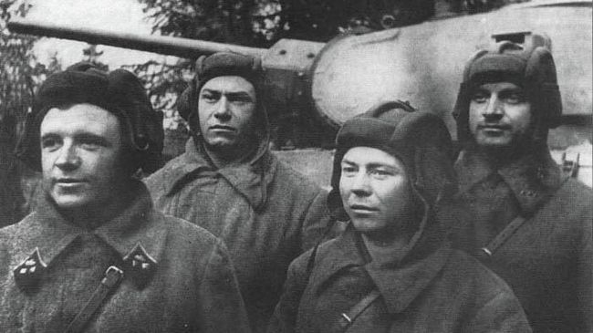 Танковый экипаж Дмитрия Лавриненко (крайний слева). Октябрь 1941 г. Танковый экипаж Дмитрия Лавриненко (крайний слева). Октябрь 1941 г.