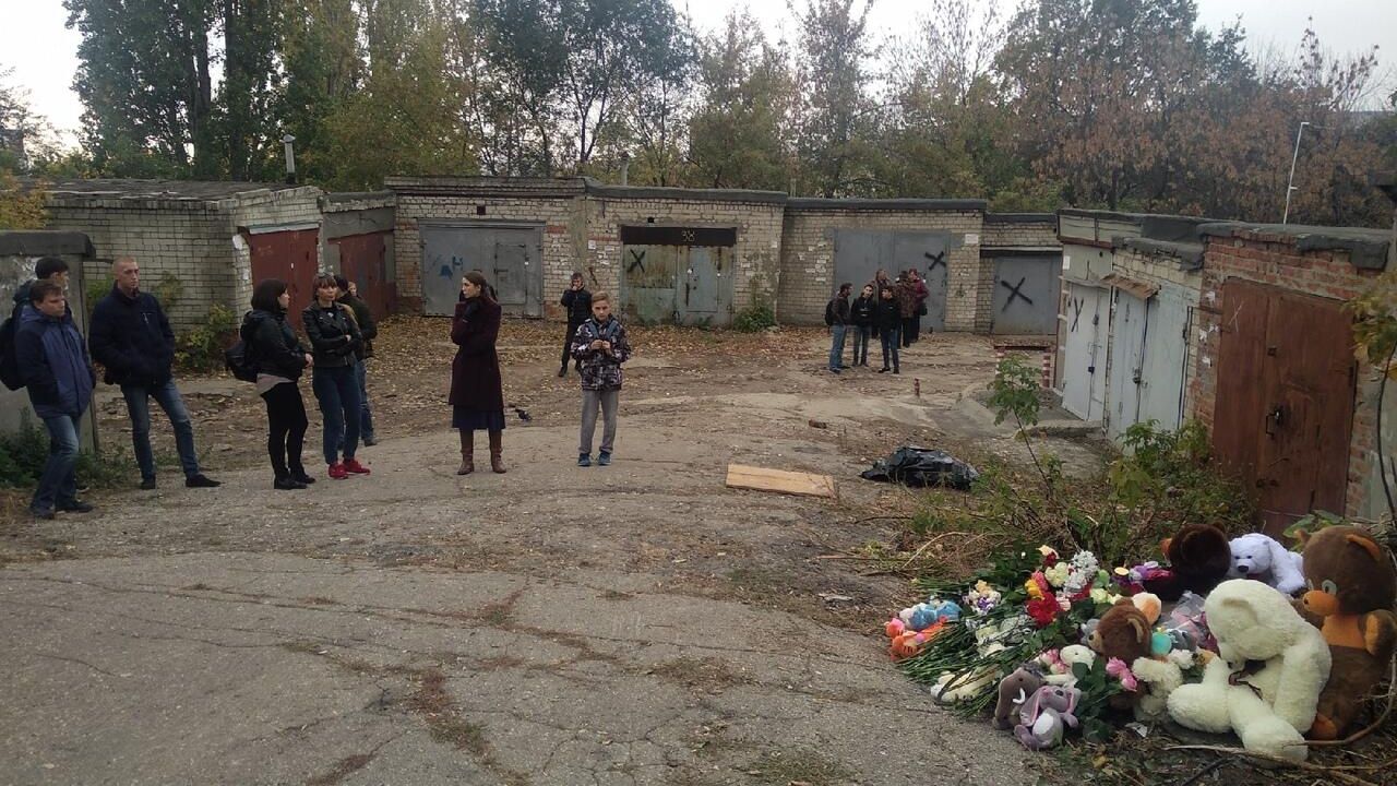 Цветы на месте убийства девочки в Саратове Цветы на месте убийства девочки в Саратове - РИА Новости, 1920, 21.01.2020