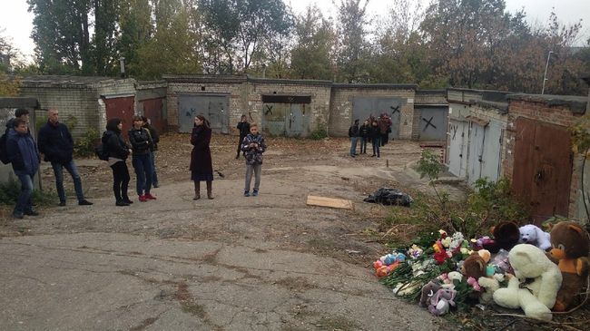 Цветы на месте убийства девочки в Саратове Цветы на месте убийства девочки в Саратове
