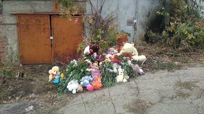 Цветы на месте убийства девочки в Саратове Цветы на месте убийства девочки в Саратове