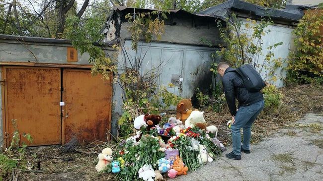Цветы на месте убийства девочки в Саратове Цветы на месте убийства девочки в Саратове