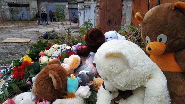 Игрушки и цветы на месте убийства девятилетней девочки в Саратове Игрушки и цветы на месте убийства девятилетней девочки в Саратове