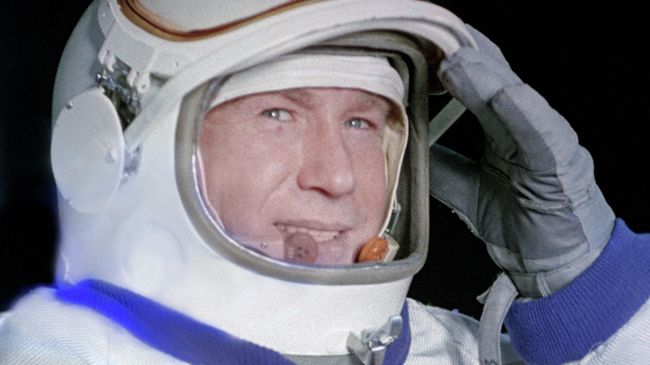Космонавт Алексей Леонов в скафандре Космонавт Алексей Леонов в скафандре