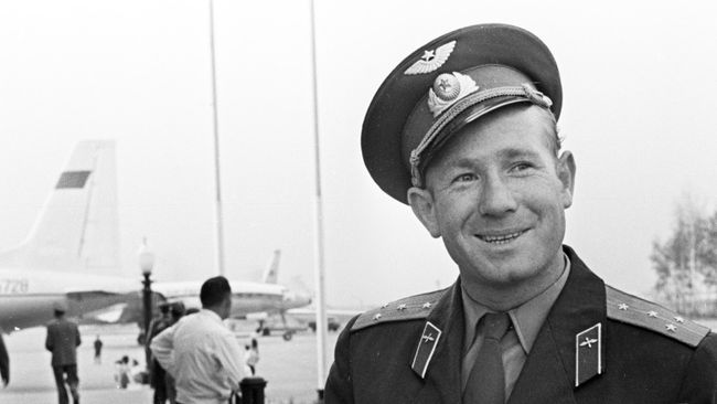 Космонавт Алексей Леонов на аэродроме Шереметьево Космонавт Алексей Леонов на аэродроме Шереметьево