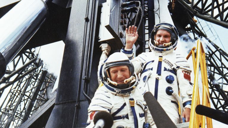 Члены экипажа космического корабля Союз-19 по программе ЭПАС (Союз-Аполлон) летчики-космонавты СССР командир корабля Алексей Леонов (слева) и бортинженер Валерий Кубасов перед стартом