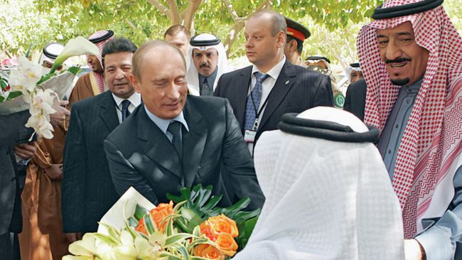 Президент России Владимир Путин во время посещения исторического Центра короля Саудовской Аравии Абдель Азиза в Эр-Рияде. 12 февраля 2007 Президент России Владимир Путин во время посещения исторического Центра короля Саудовской Аравии Абдель Азиза в Эр-Рияде. 12 февраля 2007