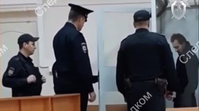 Житель Саратова, подозреваемый в убийстве девятилетней школьницы в Саратове, в суде. Стоп-кадр видео Житель Саратова, подозреваемый в убийстве девятилетней школьницы в Саратове, в суде. Стоп-кадр видео