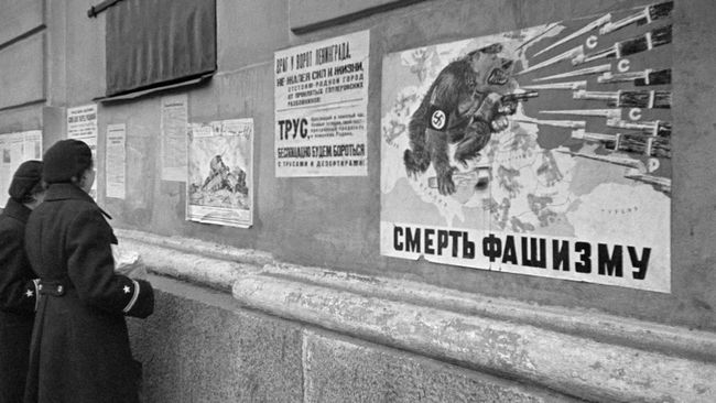 Атака третьего фронта: история первого плаката Великой Отечественной войны Атака третьего фронта: история первого плаката Великой Отечественной войны