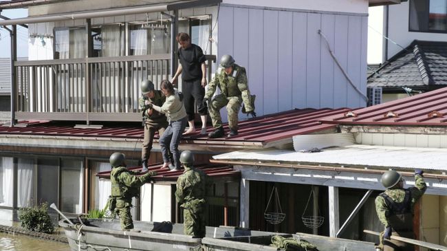 Солдаты Сил самообороны Японии эвакуируют местных жителей во время прохождения тайфуна Хагибис. 13 октября 2019 Солдаты Сил самообороны Японии эвакуируют местных жителей во время прохождения тайфуна Хагибис. 13 октября 2019