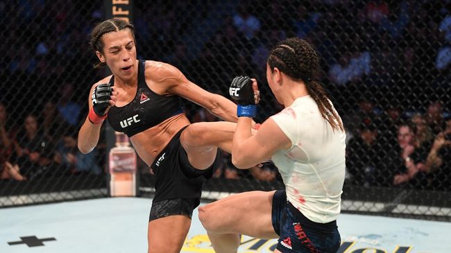 Бой UFC между Йоанной Енджейчик (слева) и Мишель Уотерсон (справа)