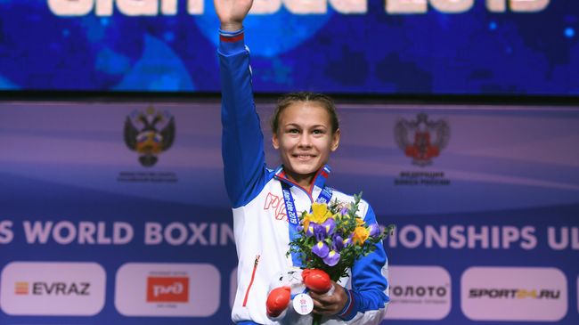 Екатерина Пальцева (Россия), завоевавшая золотую медаль в весовой категории до 48 кг на чемпионате мира по боксу AIBA среди женщин в Улан-Удэ, на церемонии награждения 