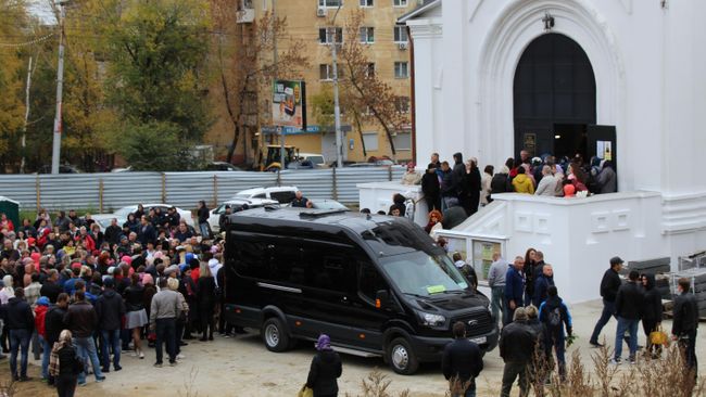 Люди у храма Первоверховных апостолов Петра и Павла в Саратове, где проходит отпевание убитой девятилетней Лизы Киселевой Люди у храма Первоверховных апостолов Петра и Павла в Саратове, где проходит отпевание убитой девятилетней Лизы Киселевой