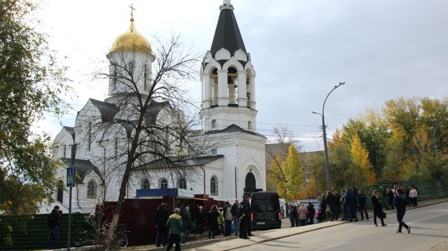 Люди идут в храм Первоверховных апостолов Петра и Павла в Саратове, где проходит отпевание убитой 9-летней Лизы Киселевой Люди идут в храм Первоверховных апостолов Петра и Павла в Саратове, где проходит отпевание убитой 9-летней Лизы Киселевой