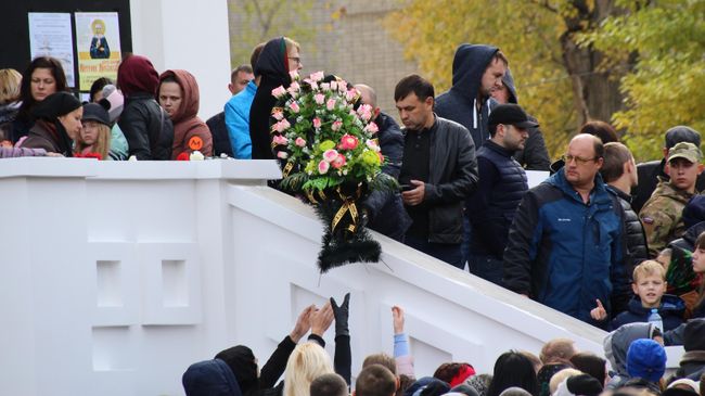Люди у храма Первоверховных апостолов Петра и Павла в Саратове, где проходит отпевание убитой 9-летней Лизы Киселевой Люди у храма Первоверховных апостолов Петра и Павла в Саратове, где проходит отпевание убитой 9-летней Лизы Киселевой