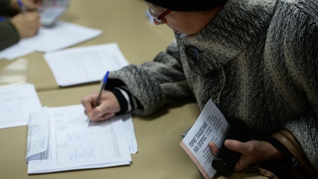 Женщина принимает участие в опросе по месту строительства собора святой Екатерины в Екатеринбурге Женщина принимает участие в опросе по месту строительства собора святой Екатерины в Екатеринбурге