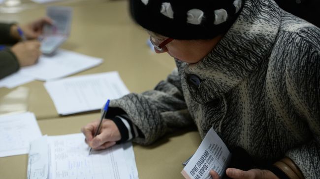 Женщина принимает участие в опросе по месту строительства собора святой Екатерины в Екатеринбурге Женщина принимает участие в опросе по месту строительства собора святой Екатерины в Екатеринбурге