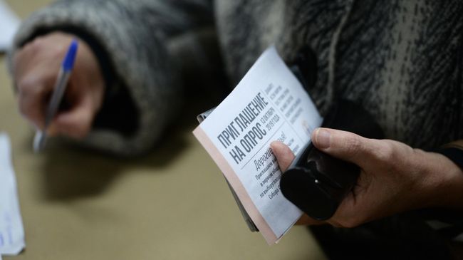 Женщина принимает участие в опросе по месту строительства собора святой Екатерины в Екатеринбурге Женщина принимает участие в опросе по месту строительства собора святой Екатерины в Екатеринбурге