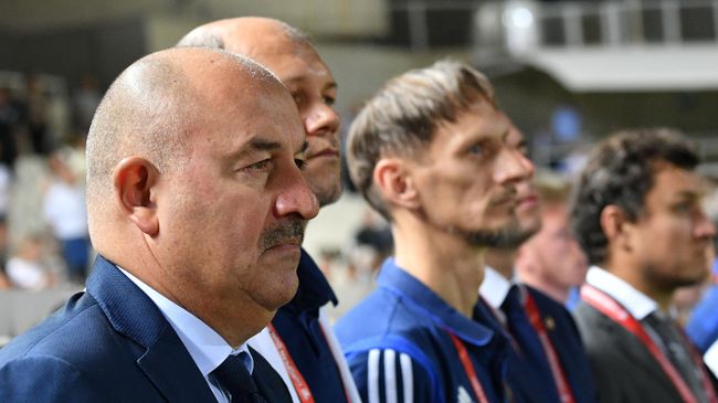 Главный тренер сборной России Станислав Черчесов (на первом плане)