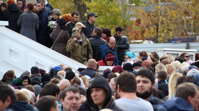 Люди у храма Первоверховных апостолов Петра и Павла в Саратове, где проходит отпевание убитой 9-летней Лизы Киселевой Люди у храма Первоверховных апостолов Петра и Павла в Саратове, где проходит отпевание убитой 9-летней Лизы Киселевой