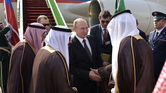 Президент РФ Владимир Путин во время встречи в аэропорту имени короля Халеда в Эр-Рияде Президент РФ Владимир Путин во время встречи в аэропорту имени короля Халеда в Эр-Рияде